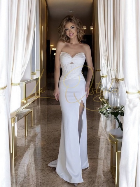 Długa dopasowana sukienka bez ramiączek z ozdobnym gorsetem ECRU