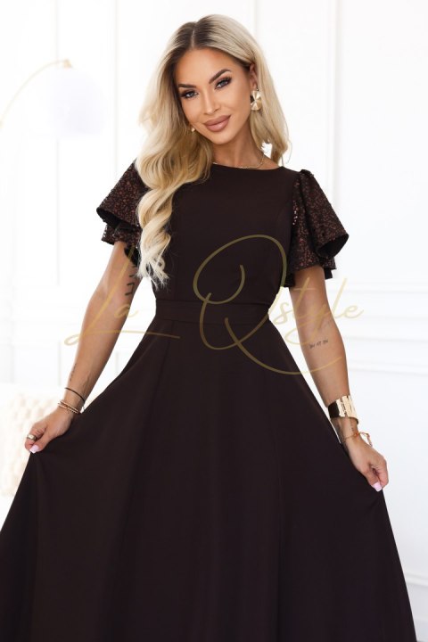 Elegancka rozkloszowana sukienka maxi z cekinowymi rękawami CZEKOLADOWY BRĄZ
