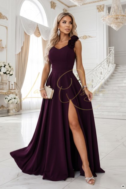 Elegancka wieczorowa suknia maxi z rozcięciem i różami DOJRZAŁA ŚLIWKA