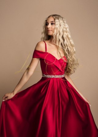 PATRICIA satynowa sukienka z hiszpańskim dekoltem i wiązaniem na plecach CZERWONA